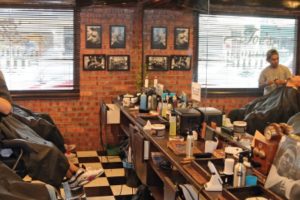 Barber shop di tanah merah, Malaysia